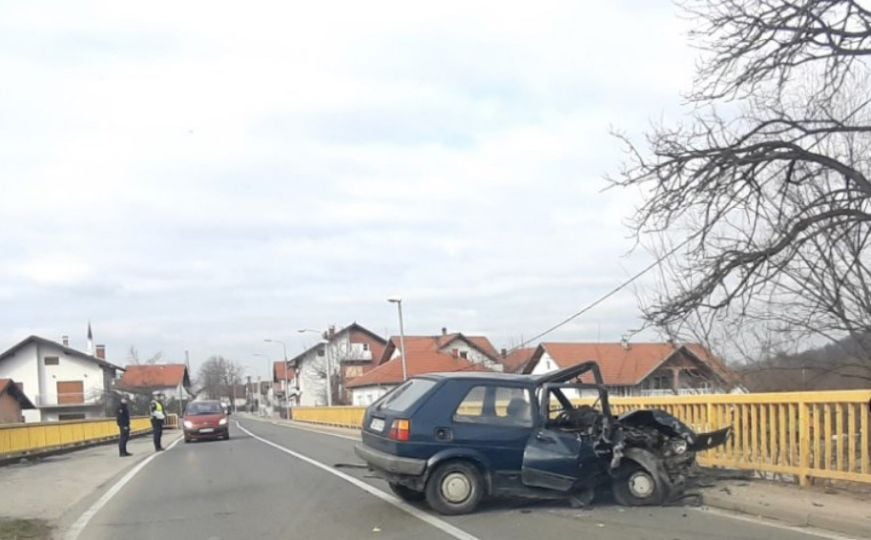 Nova nesreća na bh. putevima: U smrskanom Golfu najmanje jedna povrijeđena osoba