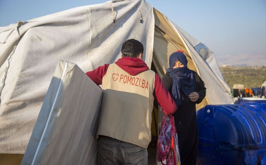 Pomoć "Pomozi.ba" stigla i do Sirije: Prave obroke, pripremaju pakete, naručeni šatori, deke...