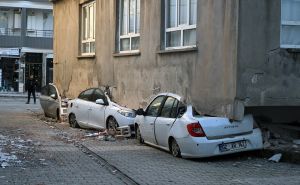 Nevjerovatni prizori nakon zemljotresa: Zgrade 'progutale' auta, šta se dogodilo?