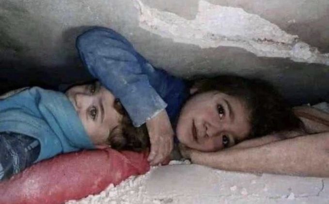 Tragedija porodice u Idlibu: Poznato stanje sestre i brata koji su spašeni ispod ruševina u Siriji