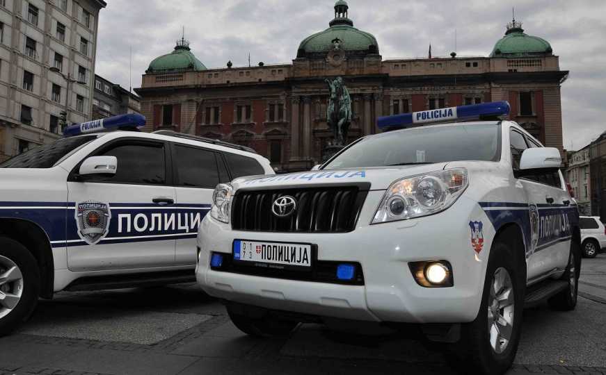 MUP Srbije uhapsio muškarca i ženu koji su krenuli pred zgradu Predsjedništva sa snajperom