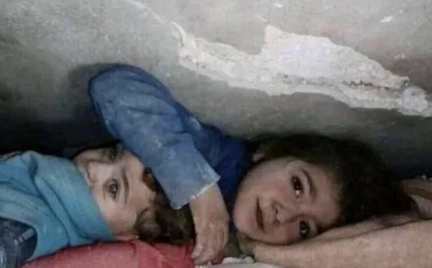 Potresna sudbina djevojčice iz Sirije: Čuvala je brata pod ruševinama, sad bi mogla ostati bez noge