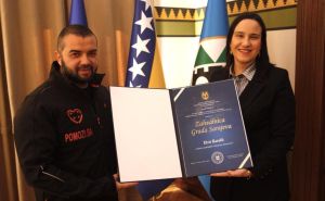 Zahvalnica Grada uručena Elviru Karaliću: Organizovao najveću akciju prikupljanja pomoći u BiH