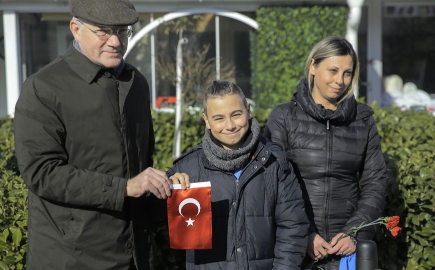 Ambasador Girgin posjetio dječaka Benjamina koji prodajom čaja pomaže žrtvama zemljotresa u Turskoj