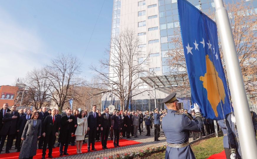 Za godišnjicu nezavisnosti Kosova upaljene svijeće u znak sjećanja na ubijenu djecu tokom rata