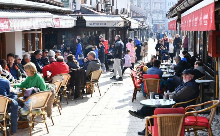 Vikend kafica: Sarajlije uživaju u sunčanom danu na Baščaršiji