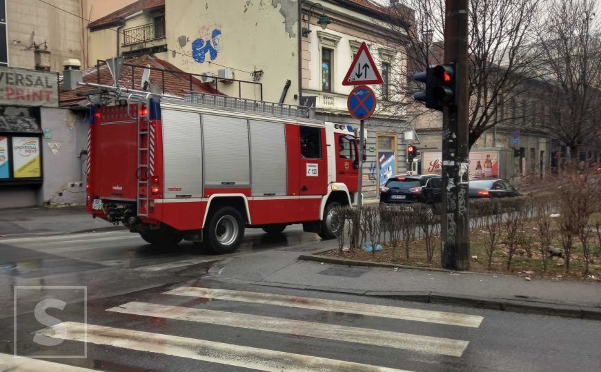 Požar u Sarajevu: Planula terasa poslovnog objekta, na terenu vatrogasci i policija