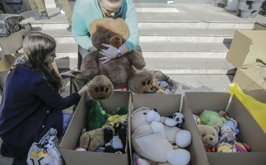 Sarajevo: Brojni građani u Pomozi.ba donose igračke za djecu u Turskoj i Siriji
