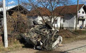 Peugeot se prevrnuo na krov u Bratuncu: Vatrogasci izvukli vozača iz smrskanog automobila