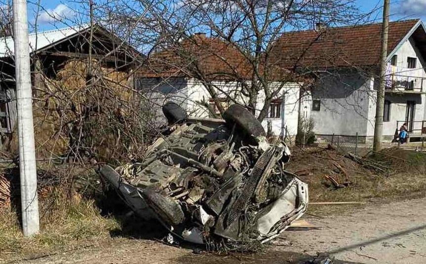 Peugeot se prevrnuo na krov u Bratuncu: Vatrogasci izvukli vozača iz smrskanog automobila