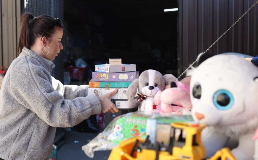 Prikupljanje pomoći u Pomozi.ba: Malena Sara (3) donirala igračke za djecu Sirije i Turske