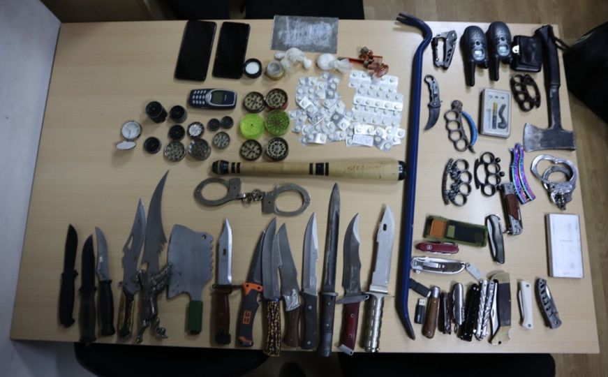 Novo hapšenje u Bugojnu: Kod muškarca pronađen arsenal oružja i veća količina droge