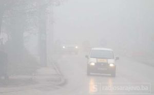 Vozači, oprez: Na pojedinim dionicama smanjena vidljivost zbog magle, učestali i odroni