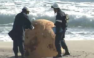 Špijunski balon, NLO ili nešto treće: Otkriveno šta je kugla koja je pronađena na plaži u Japanu