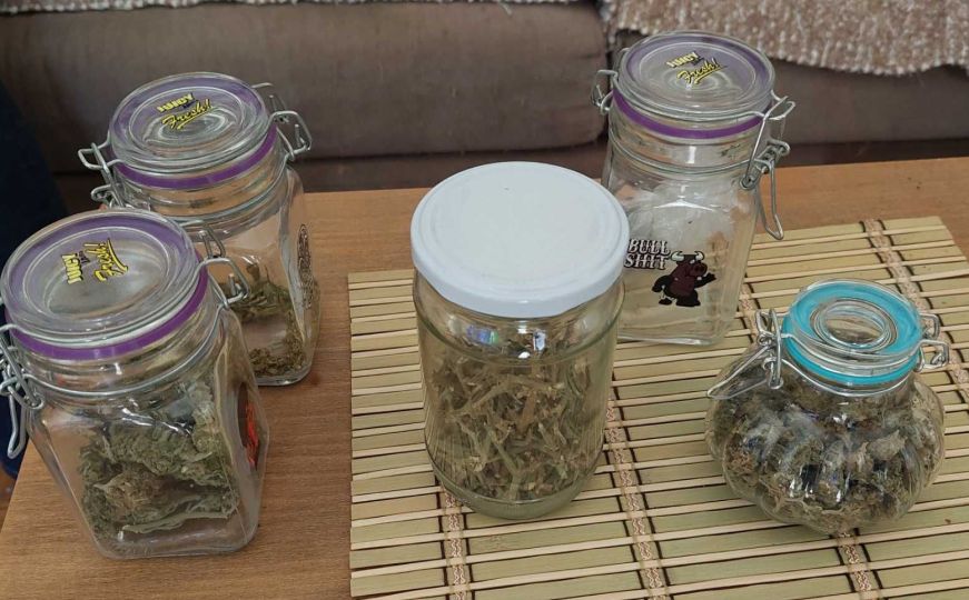Odjel za droge sarajevske policije stao ukraj dileru: Marihuanu čuvao u teglama i tanjirima
