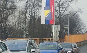 Sramotno: Na granici s Hrvatskom i dalje visi zastava RS iznad zastave Bosne i Hercegovine