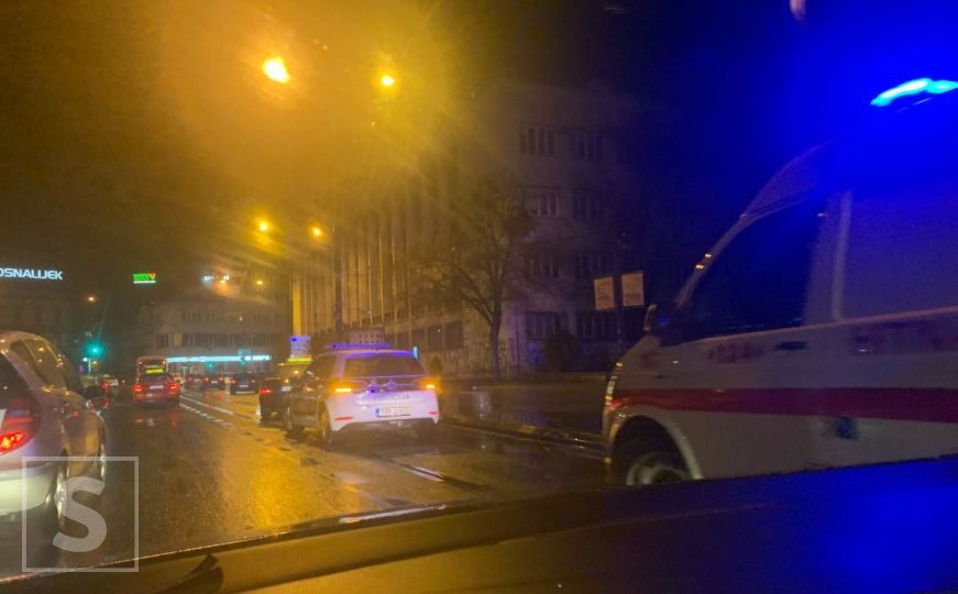 Lančani sudar u centru Sarajeva, policija i Hitna pomoć na terenu