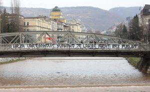 Horde Zla ne odustaju: Na mostovima u Sarajevu osvanule parole upućene članovima kluba