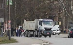 Tragedija u Srbiji: Pokušavala da zaustavi kolica sa djetetom pa pala pod kamion i poginula