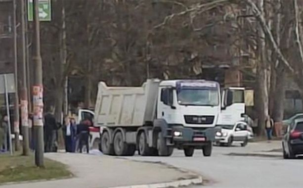 Tragedija u Srbiji: Pokušavala da zaustavi kolica sa djetetom pa pala pod kamion i poginula
