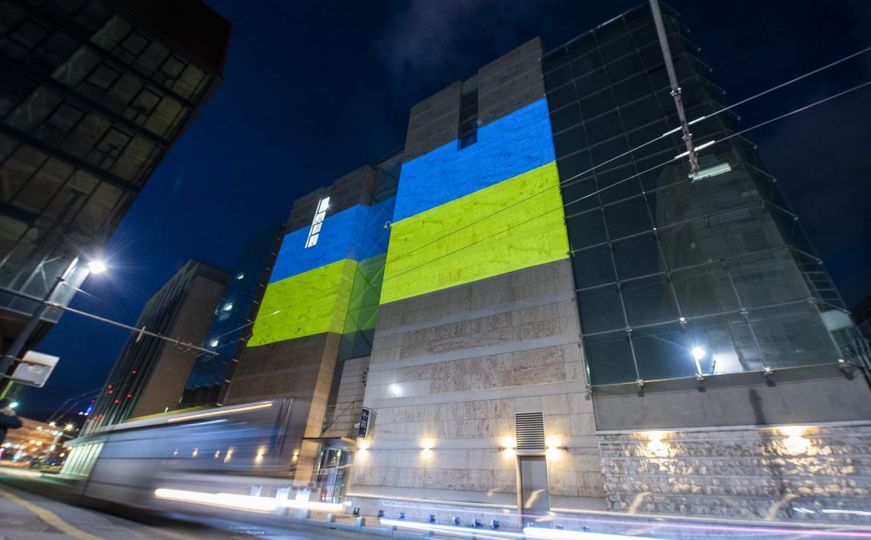 Zgrada Delegacije EU u Sarajevu u bojama zastave Ukrajine