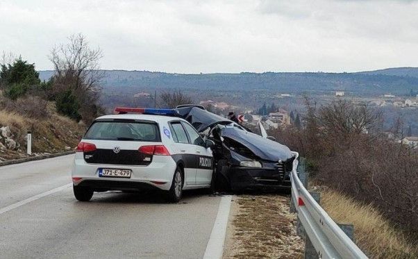 Tragedija kod Mostara: U žestokom sudaru policijskog vozila i Alfa Romea poginula jedna osoba