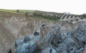 Moć prirode: Pogledajte rascjep širok 200 metara koji je "prepolovio" maslinik u Turskoj