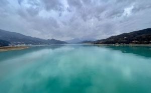 Jablaničko jezero i nestvarna smaragdna boja