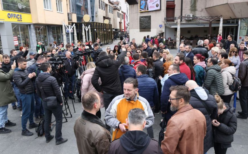 Protest podrške Nikoli Morači: Veliki broj novinara na Trgu Krajine u Banjoj Luci