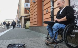Priča iz Banja Luke: Svirajući neobičan instrument skuplja novac za žrtve zemljotresa u Turskoj