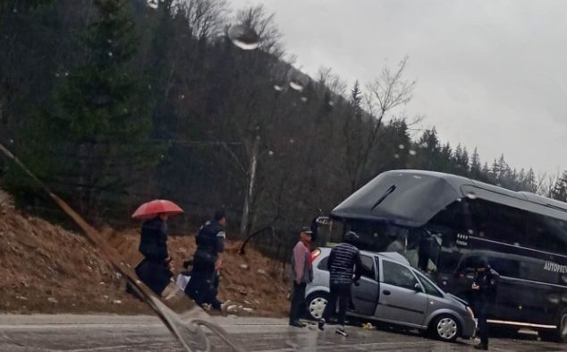 Težak udes u BiH: Automobil podletio pod autobus FK Velež, ima povrijeđenih
