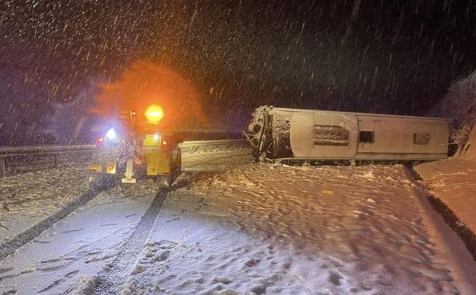 Snježni haos u Hrvatskoj: U Lici se prevrnuo još jedan autobus