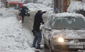 Pogledajte kako jutros izgledaju ulice Sarajeva prekrivene bijelim pokrivačem