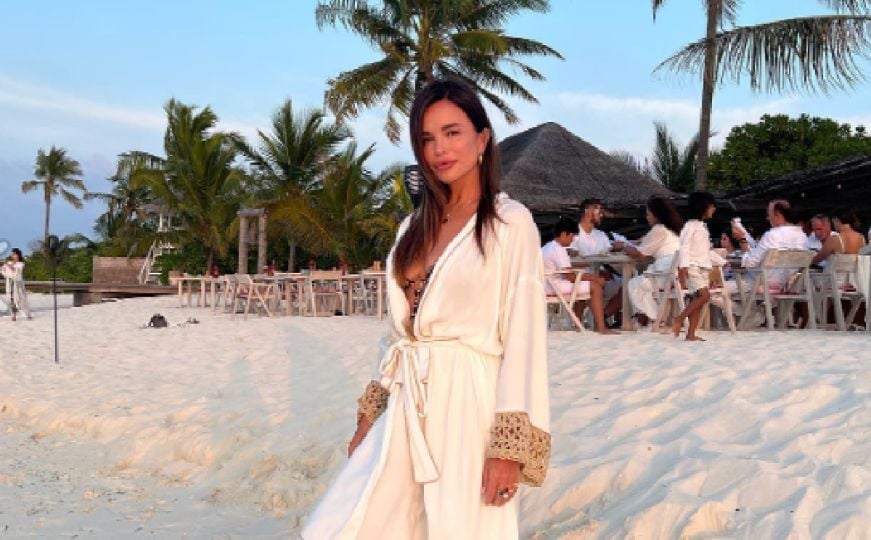 Severina oduševila novim fotografijama sa pješčane plaže: Bijeli kombinezon očarao pratitelje