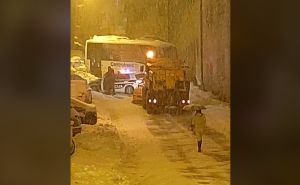 Pogledajte dramatične snimke sa Vratnika nakon što je 'proklizao' kombi