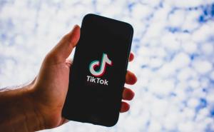 Kanada zabranila državnim službenicima da koriste TikTok na službenim mobitelima