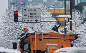Snijeg izazvao dodatne probleme na cestama u BiH: Otežano saobraćanje na pojedinim dionicama
