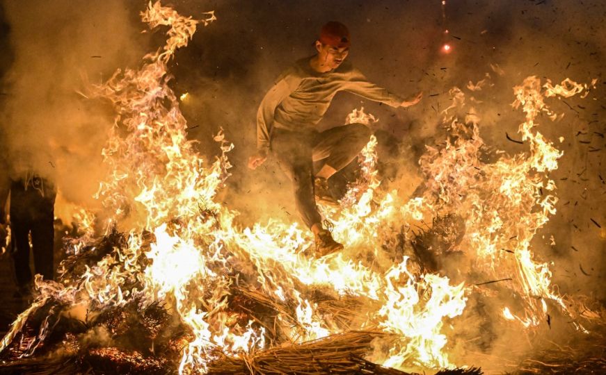 Jeste li znali za tradicionalnu manifestaciju u Kini: Preskakanjem vatre tjeraju - lošu sreću