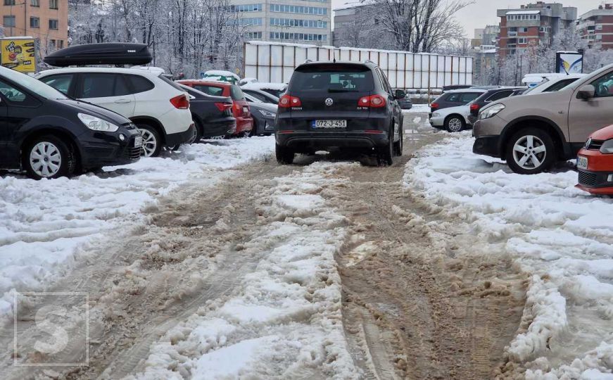 Februarski snijeg u Sarajevu: Pogledajte kako jutros izgledaju trotoari i parkinzi u centru grada