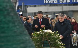 Na dan nezavisnosti: Položeno cvijeće ispred Vječne vatre i Spomen-obilježja ubijenoj djeci Sarajeva