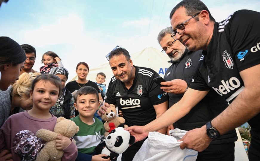 Emotivni prizori: Igračke prikupljene na stadionu Besiktasa stigle u ruke mališana u Hatayu