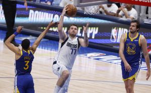 NBA: Kyrie Irving i Luka Dončić brojali do 40 protiv 76ersa, Warriorsi pobijedili očajne Clipperse