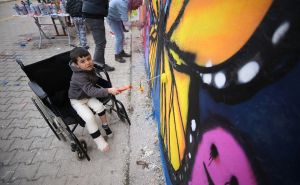 Djeca u Turskoj crtanjem grafita u šatorskim naseljima liječe traume od razornih zemljotresa