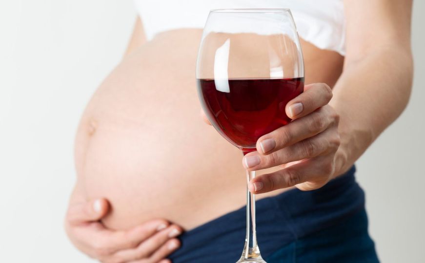Čak i mala količina šteti razvoju djeteta: Ovo su posljedice pijenja alkohola u trudnoći