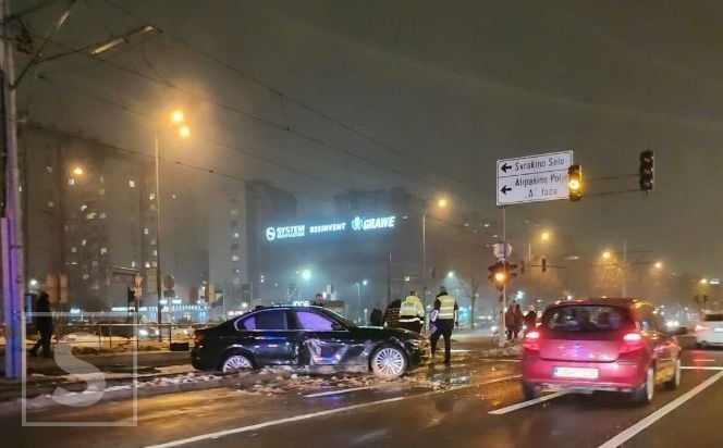Udes u Sarajevu: Vozilo završilo na tramvajskim šinama, tramvaji ne rade