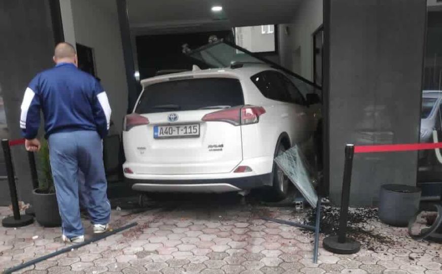 Saobraćajna nesreća u Sarajevu: Automobilom uletio u izlog trgovine