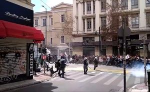 Sukob policije i demonstranata u Atini, poručuju: 'Država je ubica'