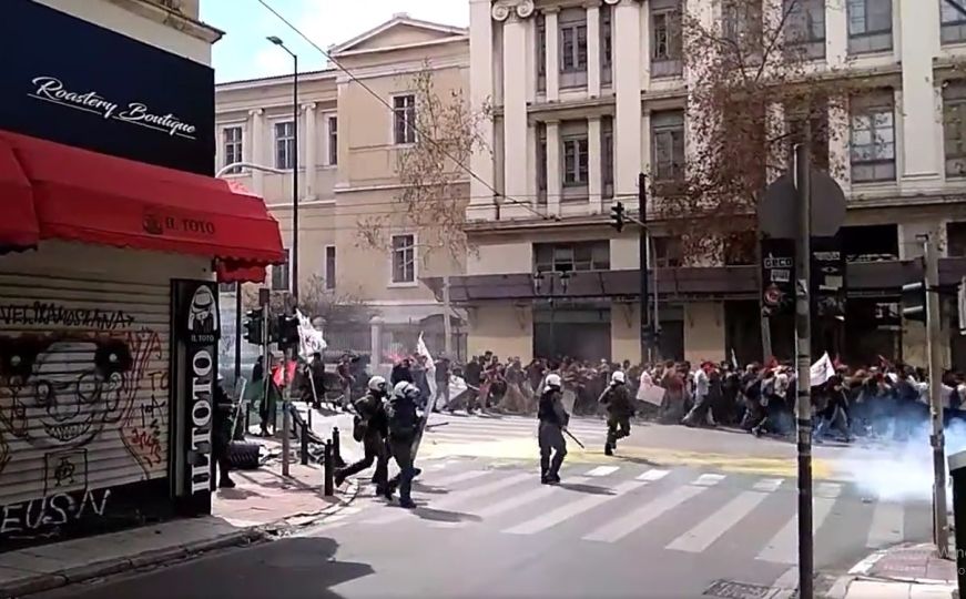 Sukob policije i demonstranata u Atini, poručuju: 'Država je ubica'