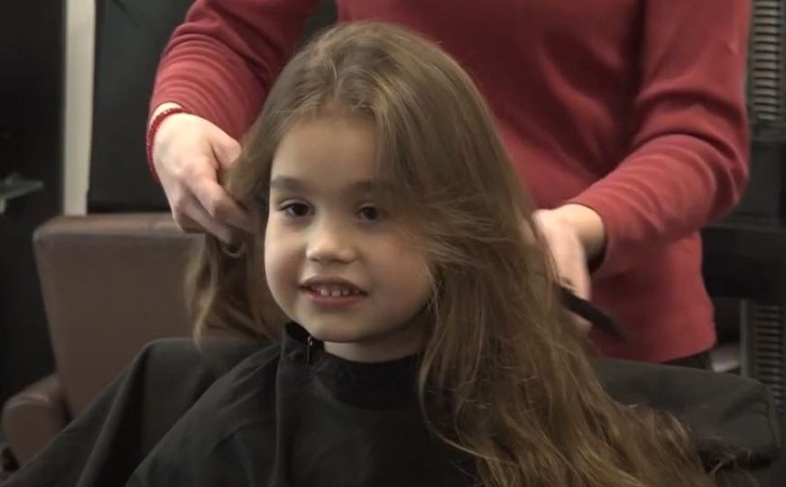 Prvo šišanje nakon sedam godina: Maleni Bosanac donirao kosu Udruženju Iskra
