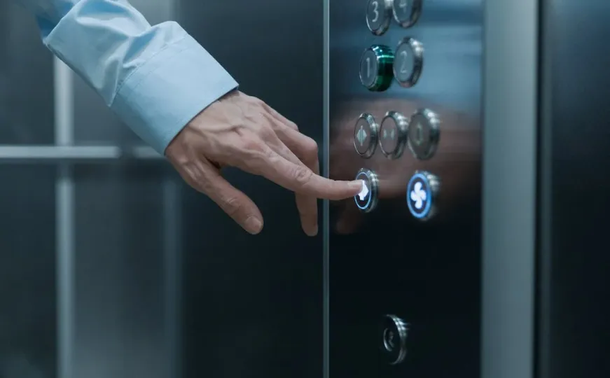 Misterija: Znate li zašto u svakom liftu stoji ogledalo?